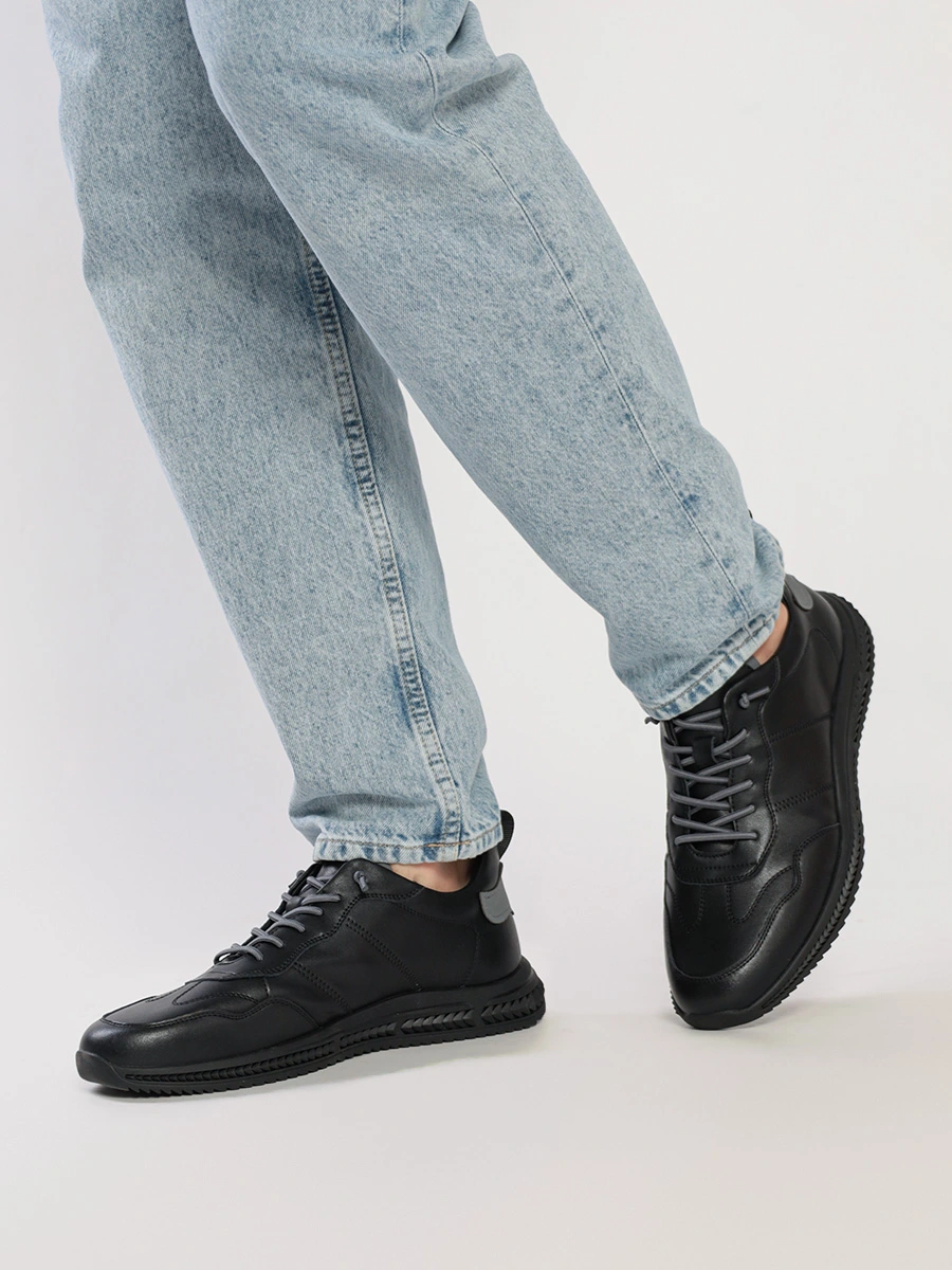 Кроссовки черного цвета с эластичной шнуровкой